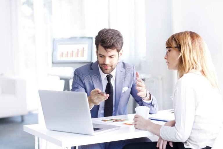 agente assicurativo che consulta documenti e laptop