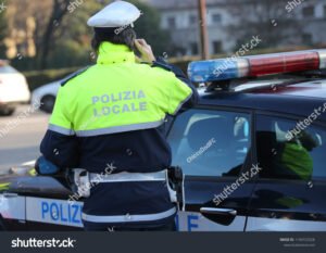 agente di polizia locale in divisa a mestre