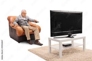 anziano che guarda televisore acceso