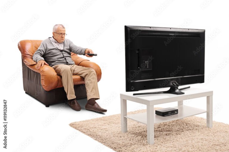 A Che Età Si Cessa Di Pagare Il Canone RAI In Italia 2 anziano che guarda televisore acceso