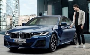 auto di lusso in strada con chiavi