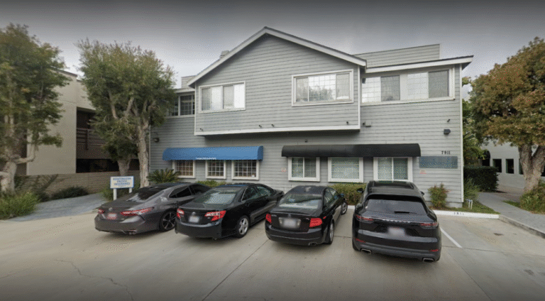 auto parcheggiata davanti sede san paolo assicurazioni