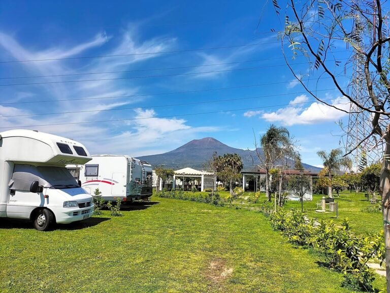 Dove trovare le migliori offerte per RC Auto a Somma Vesuviana 7 auto parcheggiate con sfondo di somma vesuviana