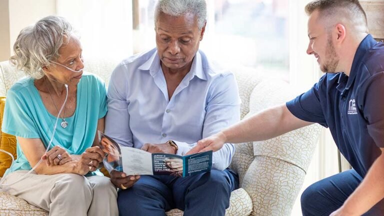 badante al lavoro con famiglia anziana