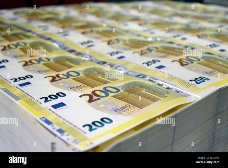 banconote italiane impilate con simbolo euro