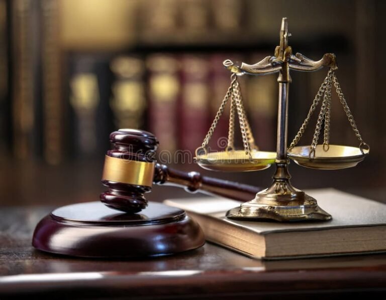 Cosa Sono e Come Funzionano le Procedure Concorsuali in Corso 5 bilancia della giustizia con documenti legali 1