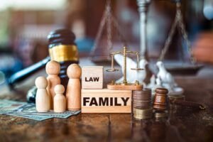 bilancia della giustizia con famiglia in sfondo