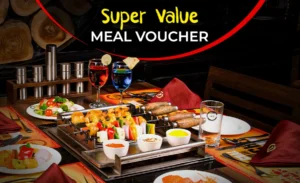 buoni pasto su tavolo con cibo vario