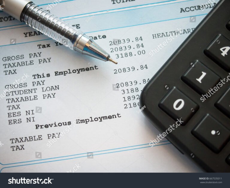 busta paga con calcolatrice e penna