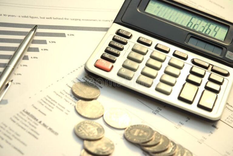 calcolatrice con documenti finanziari e soldi