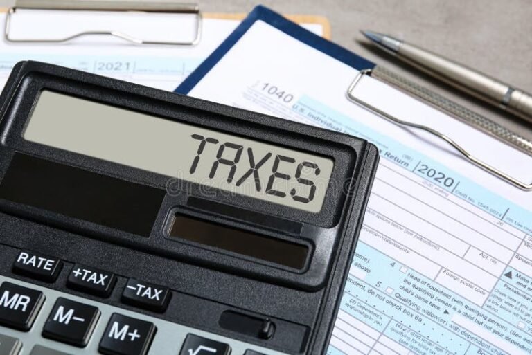 calcolatrice con documenti fiscali e tabelle