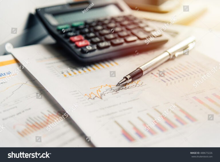 Come funziona la simulazione della pensione integrativa con Poste 46 calcolatrice documenti finanziari e una penna