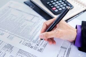 calcolatrice documento e mani che scrivono