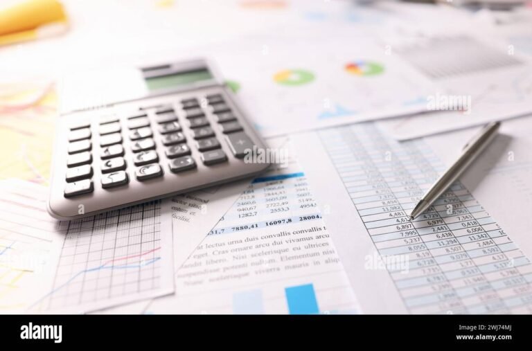 calcolatrice e documenti finanziari su tavolo