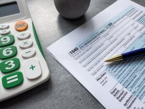 calcolatrice moduli fiscali e penna su tavolo