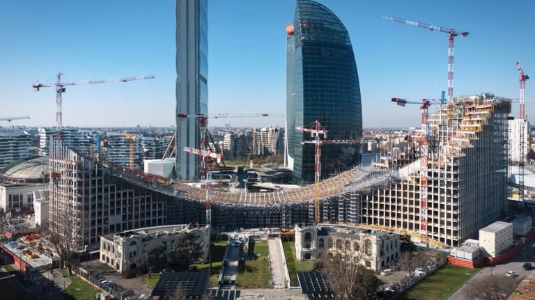 cantiere edile moderno a milano skyline