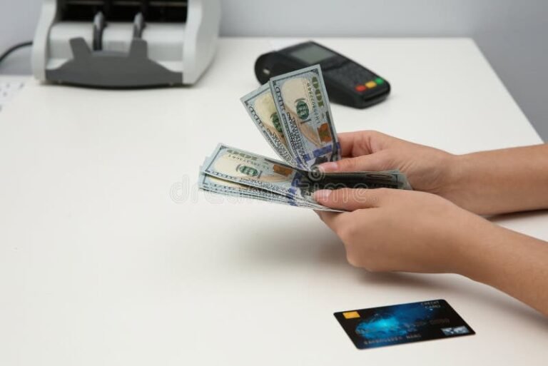 Per Chi Non È Obbligatorio Utilizzare Il Pos In Italia 2 carte di credito e contanti su tavolo
