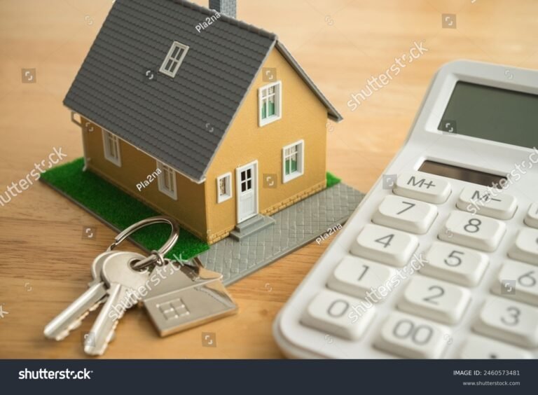 Come fare una simulazione del prestito vitalizio ipotecario 32 casa con chiavi e calcolatrice su tavolo