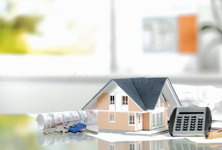 casa nuova con chiavi e calcolatrice