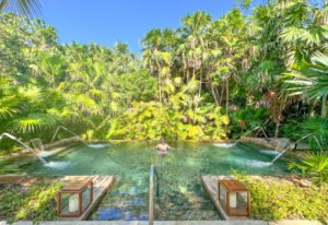 centro benessere con piscina e natura verde