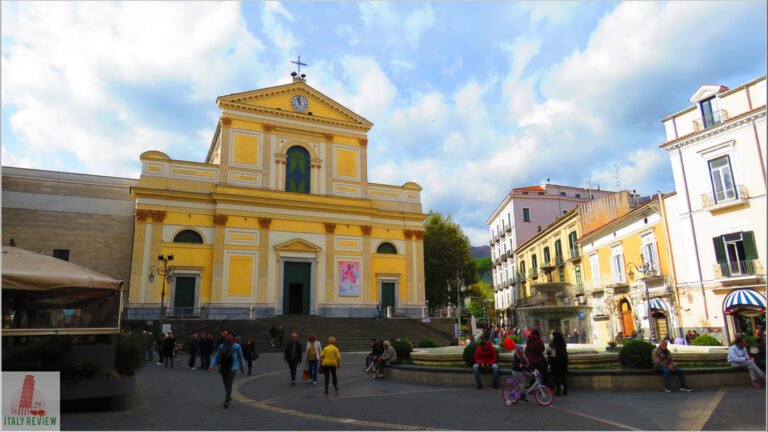 centro storico di cava dei tirreni con attivita commerciali