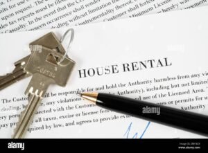 chiavi di casa con contratto daffitto e casa