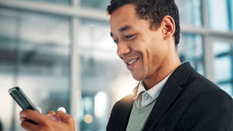 Come Valutare le Opinioni su Investire con Fineco in Italia 4 cliente felice che usa app di investimento