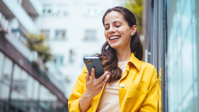 Quali Vantaggi Offre Ing Nella Promozione Per Nuovi Clienti 34 cliente felice con smartphone e offerte digitali