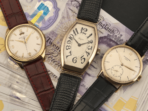 collezionista che esamina orologio vintage elegante