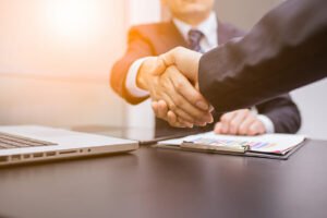 contratto e strette di mano business pro soluto