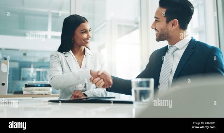 contratto lavoro somministrazione firma strette di mano