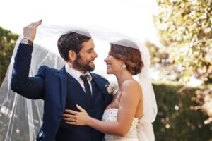 coppia felice che festeggia matrimonio outdoors