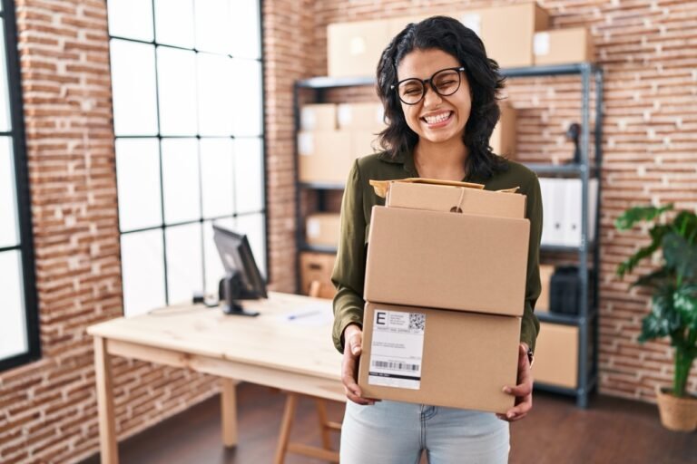 Glovo Paga Alla Consegna Come Funziona Il Pagamento In App 18 corriere glovo consegna pacco cliente felice