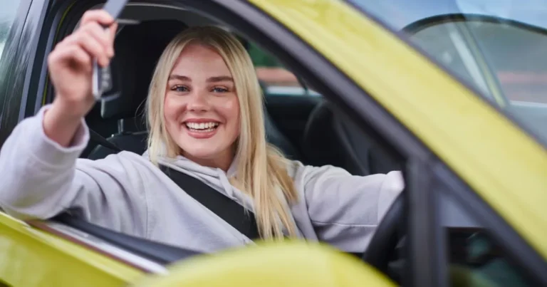 dipendente felice con auto aziendale parcheggiata