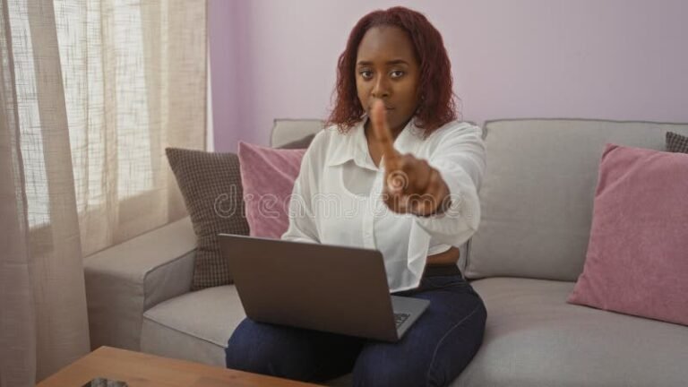 donna al lavoro con espressione determinata