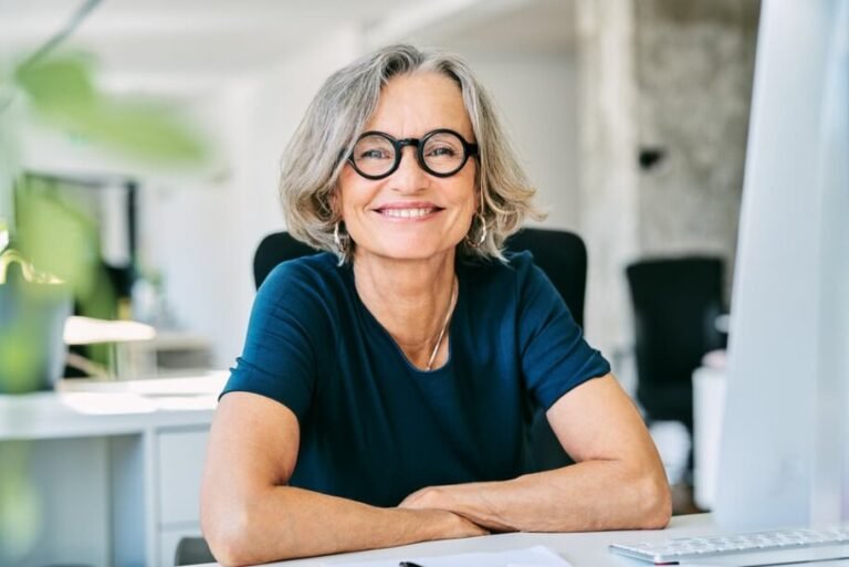 donna anziana sorridente con sfondo istituzionale previdenziale