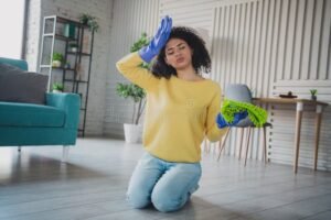 donna felice che pulisce casa luminosa