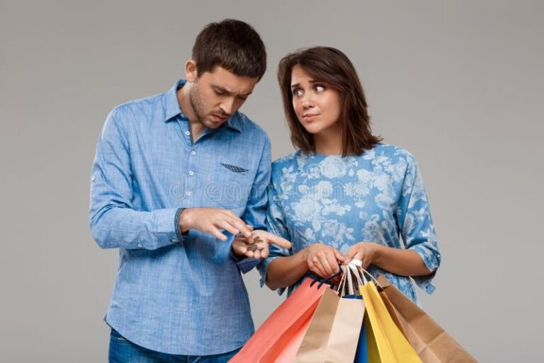 donne e uomini con sacchetti di denaro