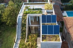 edificio moderno con pannelli solari e verde