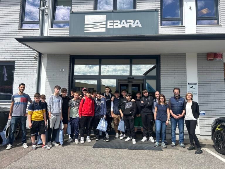 edificio scolastico enaip con studenti allingresso