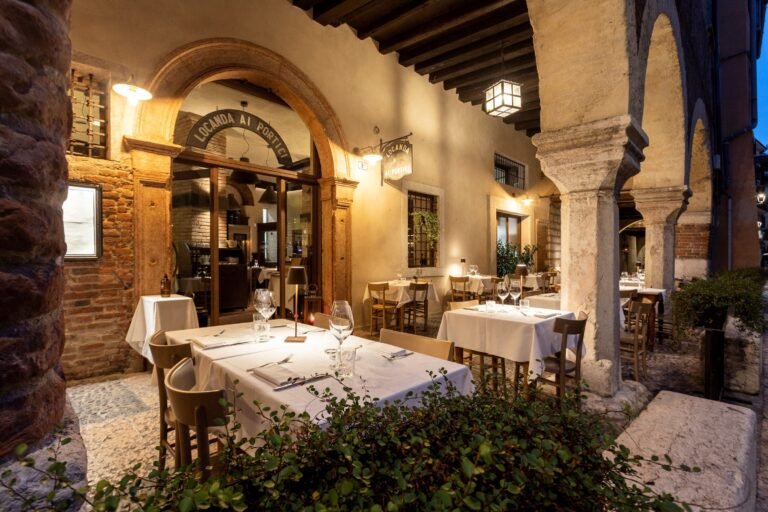 esterno elegante dellagenzia ai portici