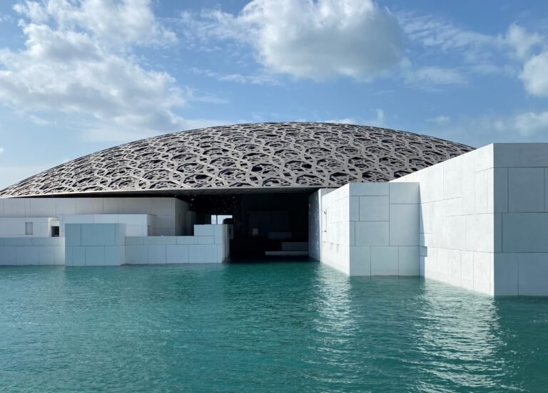 esterno moderno del museo louvre abu dhabi