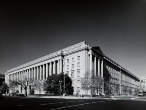 facciata edificio agenzia delle entrate