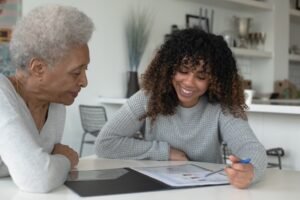 famiglia che compila moduli finanziari insieme