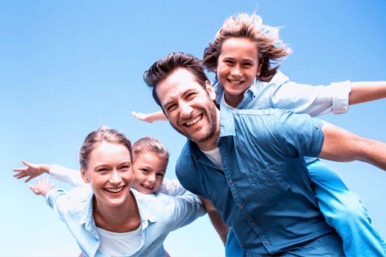 famiglia felice che celebra la sicurezza finanziaria