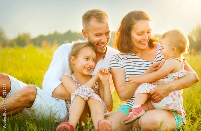famiglia felice con bambini piccoli giocando