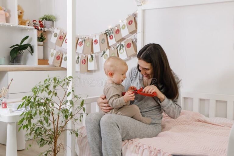 famiglia felice con bambino e calendario