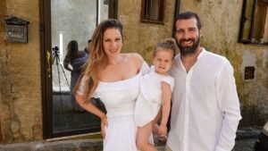 famiglia felice davanti casa nuova italiana