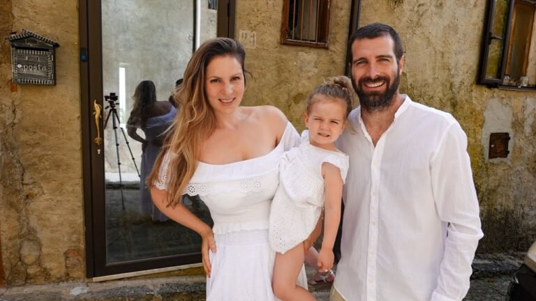 famiglia felice davanti casa nuova italiana