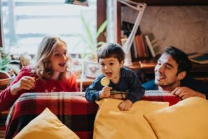 famiglia felice in casa accogliente